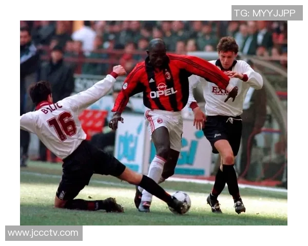 90年代足球十大传奇球星回顾 与时代共舞的足球英雄之路 90年代足球十大传奇球星回顾 与时代共舞的足球英雄之路