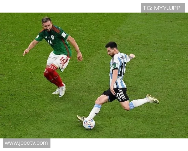 三大足球巨星精彩瞬间拼接壁纸展现无与伦比的球场风采 三大足球巨星精彩瞬间拼接壁纸展现无与伦比的球场风采