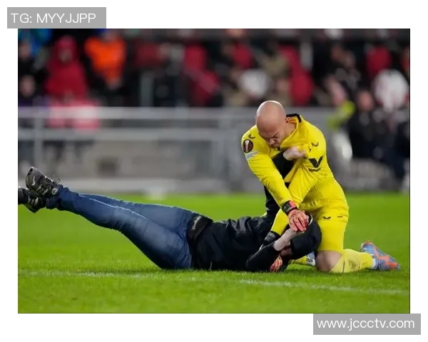 冲进足球场引发全场轰动的球星究竟是谁背后隐藏的故事是什么