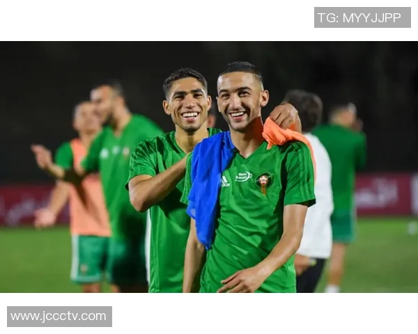 四大足球巨星齐聚一堂 经典合照彰显球场荣耀与友谊