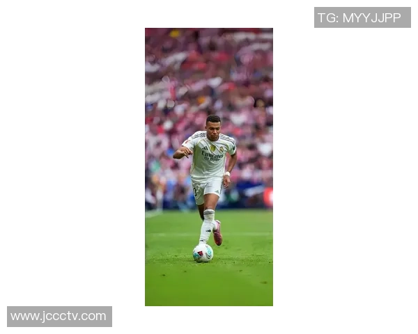 姆巴佩荣耀瞬间尽显锋芒 足球场上的年轻巨星与激情时刻壁纸