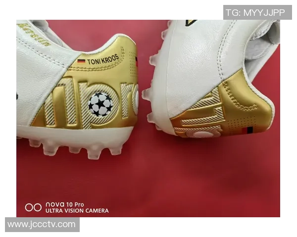 定制足球球星专属鞋价格解析各大品牌与款式差异