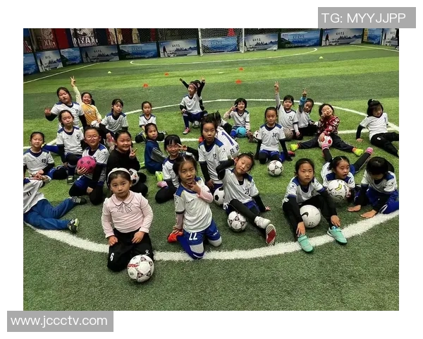 小球星足球教学全面提升少儿技术素养与团队合作能力的实践探索