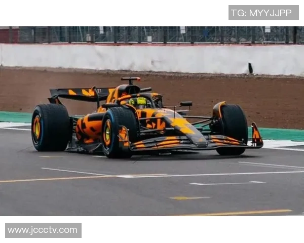 足球巨星驾驭迈凯伦驰骋赛道 展现速度与激情的完美结合