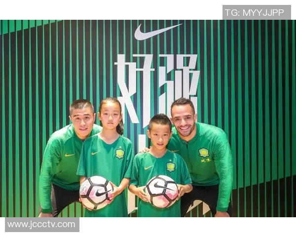 足球明星与小球迷之间的温馨互动与影响力塑造的深厚情感纽带 足球明星与小球迷之间的温馨互动与影响力塑造的深厚情感纽带